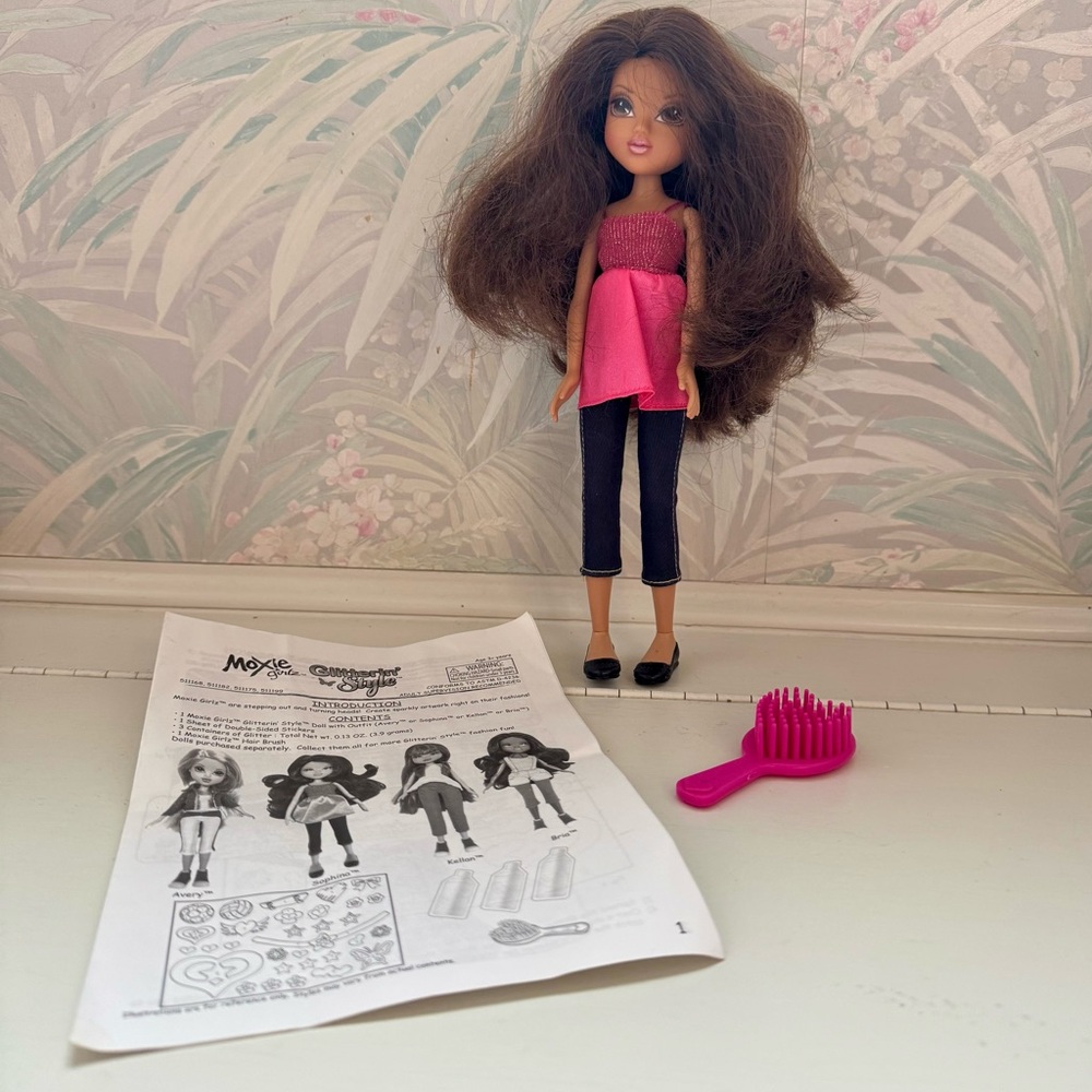 Moxie Girlz Sophina Doll Glitterin Style Brown Hair Hazel Eyes Outfit Hairbrush
